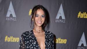 Bruna Marquezine combina decote e transparência em festa