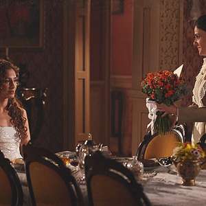 Lado a Lado: Albertinho manda Flores para Isabel