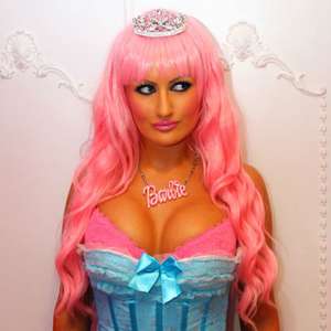 Parecida com a Barbie, jovem enfrenta preconceito; veja foto