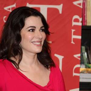 Nigella Lawson realiza noite de autógrafos em shopping do RJ