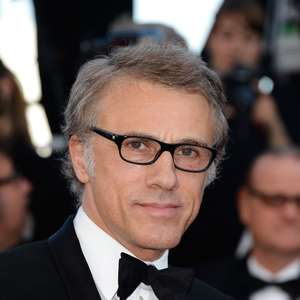 Sharon Stone usa decote ousado em première de filme de ...