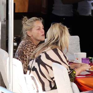 Sharon Stone é fotografada sem maquiagem em Cannes