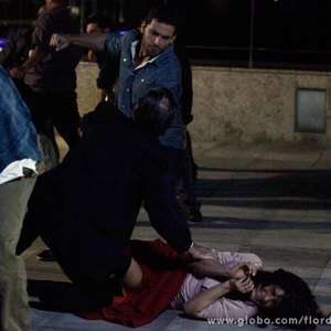 'Flor do Caribe': Cassiano salva Cristal e quase a beija