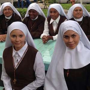 Rita Guedes grava cenas vestida de beata e posta foto