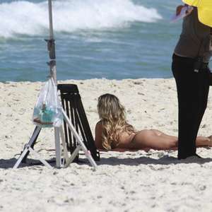 Fernanda Souza grava cenas de 'Malhação' em praia do Rio