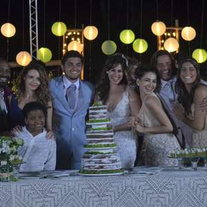Elenco grava cenas de casamento de 'Flor do Caribe' na praia
