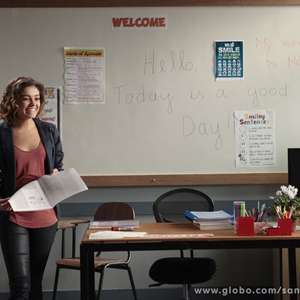 'Sangue Bom': Amora vira professora e encara até ônibus