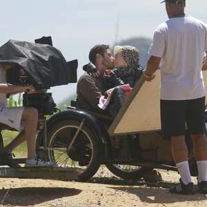 Descontraída, Mariana Ximenes filma cena romântica de ...