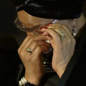 Viúva de Mandela chora ao receber bandeira que cobriu ...