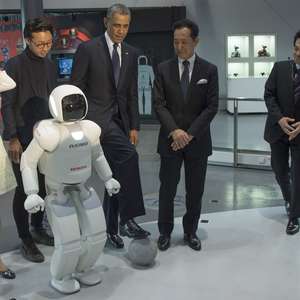 Veja fotos de Obama jogando futebol com o robô japonês Asimo