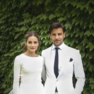 Olivia Palermo se casa de short, casaco e rabo de cavalo