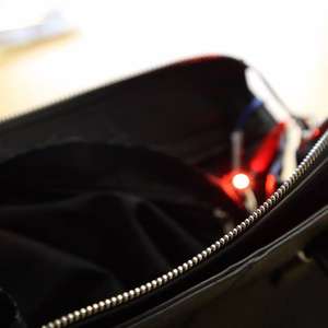 Bolsa trava e alerta mulher para evitar excesso de gastos