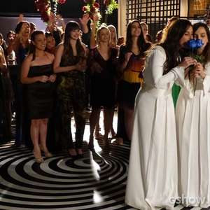 'Em Família': Verônica e Silvia pegam buquês em casamento