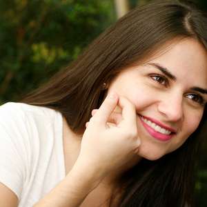 Massagem facial hidrata e atenua aparência cansada do rosto