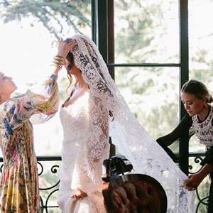 Gêmeas Olsen criam o primeiro vestido de noiva da carreira