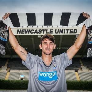 Pretendido no Palmeiras, argentino se apresenta ao Newcastle