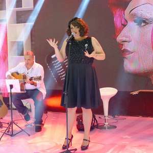 'The Voice': transformista canta ao lado do pai na TV