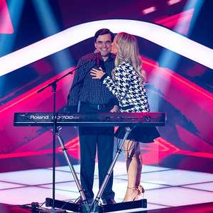 Sensação no The Voice, cantor cego compôs hit dos Travessos