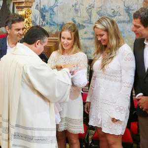 A uma semana das eleições, Aécio batiza filhos gêmeos em MG