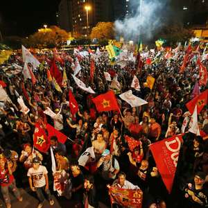 Em SP, militantes do PT comemoram com "chora burguês"