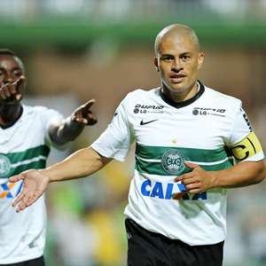 Alex emociona em carta de despedida: "jamais esquecerei"