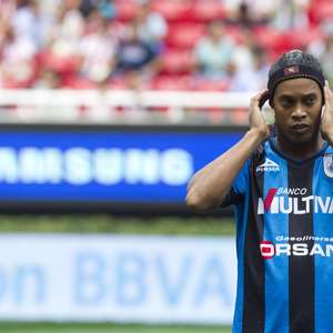 Ronaldinho inicia pré-temporada no Querétaro um mês atrasado