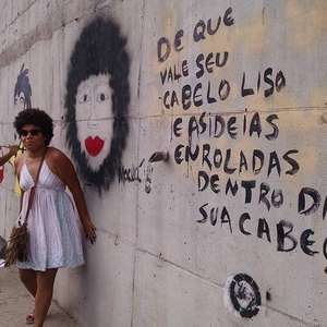 Artistas fazem grafite em obras mal acabadas da Copa em MT