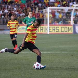 Na estreia de Léo Moura, Strikers perdem para Cosmos de Raúl