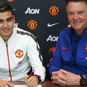Convocado por Gallo, brasileiro renova com United até 2018