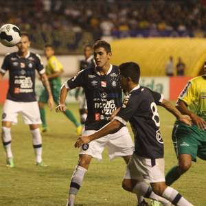 Remo aproveita expulsão, goleia Cuiabá e encaminha título