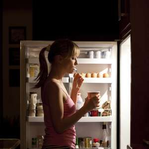 Dormir pouco faz pessoa comer mais, diz pesquisa
