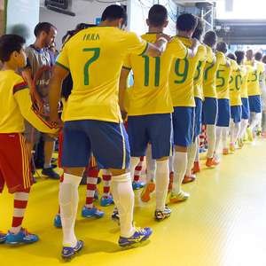 CBF posta apoio à Seleção e ira Twitter: é você, Dona Lúcia?