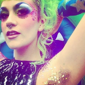 Com glitter nas axilas, mulheres protestam contra padrões