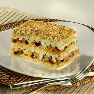 Lasanha de bacalhau com farofa de biscoito e ervas