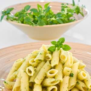Macarrão ao pesto com castanhas-do-pará
