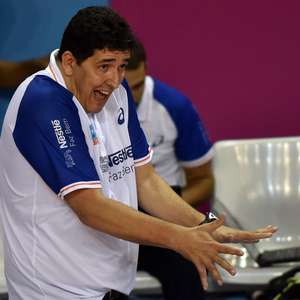Após passar mal em jogo, técnico do Vôlei Nestlé é liberado