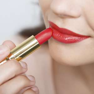 Mulheres que usam maquiagem ganham mais, diz estudo