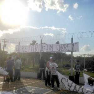 Protesto no CT do Corinthians tem 'Jim Carrey' e cachaça