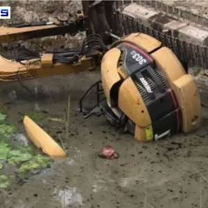 Australiano sobrevive por horas preso em açude com água ...