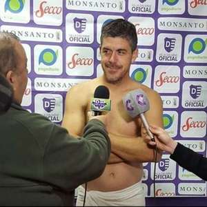 Técnico cumpre promessa e aparece sem roupa em entrevista