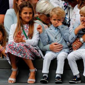 Pais devem vestir gêmeos com roupas iguais?