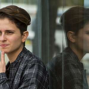 Autora desafia público conservador com trans homem grávido