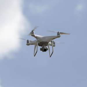 Drone atinge avião no Canadá; incidente não causa ferimentos