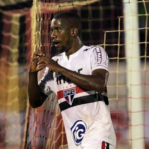 São Paulo aproveita expulsão na Chape e avança com golaços