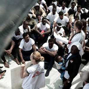 Navio com refugiados rejeitados pela Itália chega à Espanha