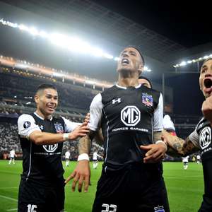 Corinthians vence o Colo-Colo, mas cai no gol fora de casa