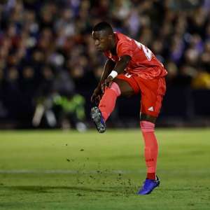 Titular, Vinicius Junior dá assistência em goleada do Real