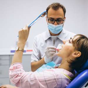 Quem sofre mais com perda óssea dentária? Homem ou mulher?