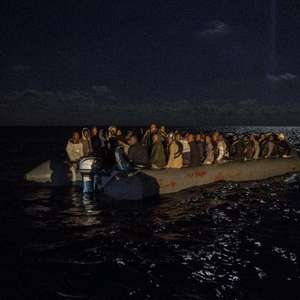 Mais de 30 migrantes buscam porto no Mediterrâneo; ...
