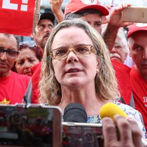 Gleisi questiona EUA e Bolsonaro: "vai criar uma guerra?"